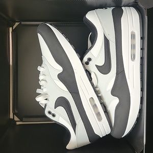 Air max 1 white/black size 9.5